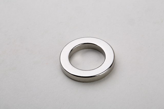 Ímãs de neodímio em motores de bobina de voz