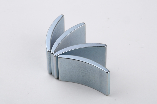 Mangets permanentes de terras raras de neodímio em motores de tração